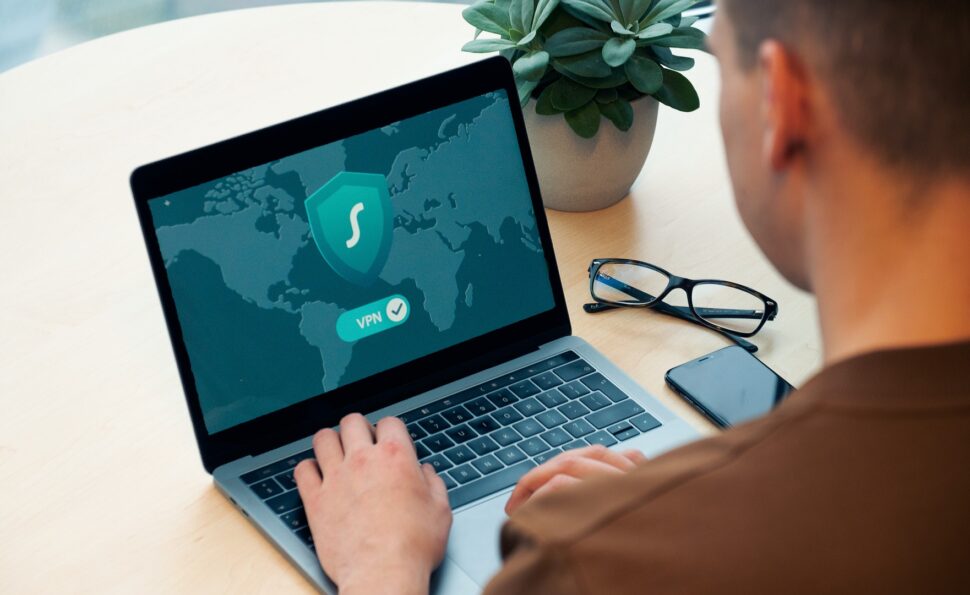 On peut définir un portail web, comme une application créée par une entreprise, pour servir ses clients, ses fournisseurs et ses partenaires.